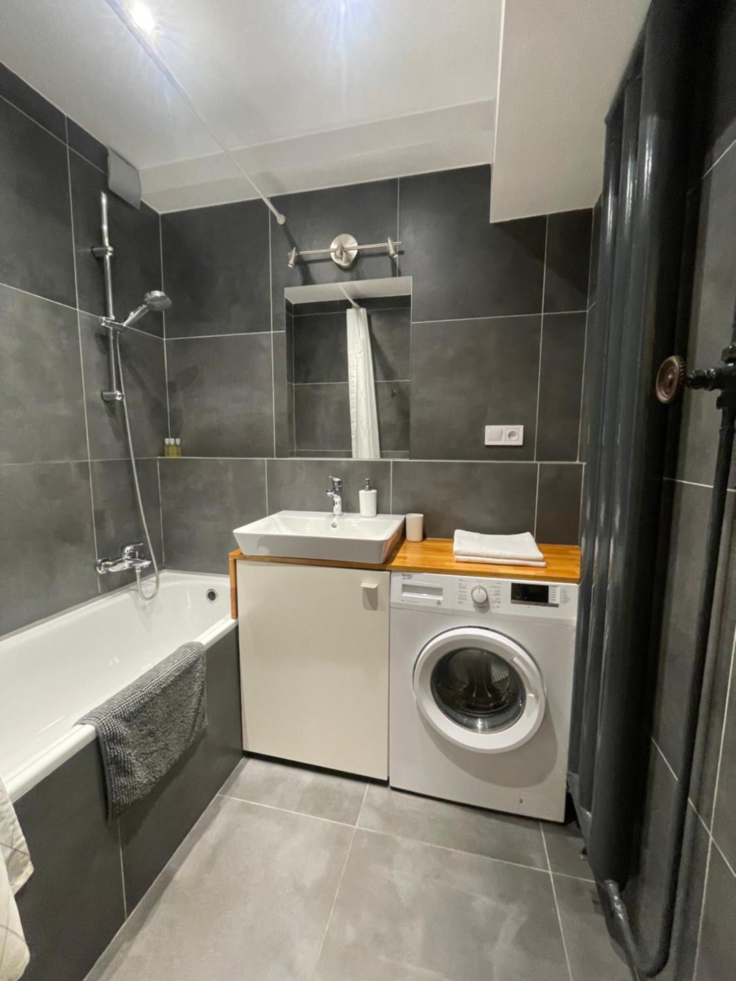 Cozy Self Check-In Apartment In Vibrant Ruzinov Area, Komarnicka 42, Bratislava Exterior foto